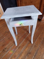 petite table d'appoint gris moyen avec un petit tiroir